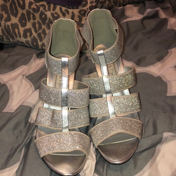 Silver Heels - Picture 3 of 3